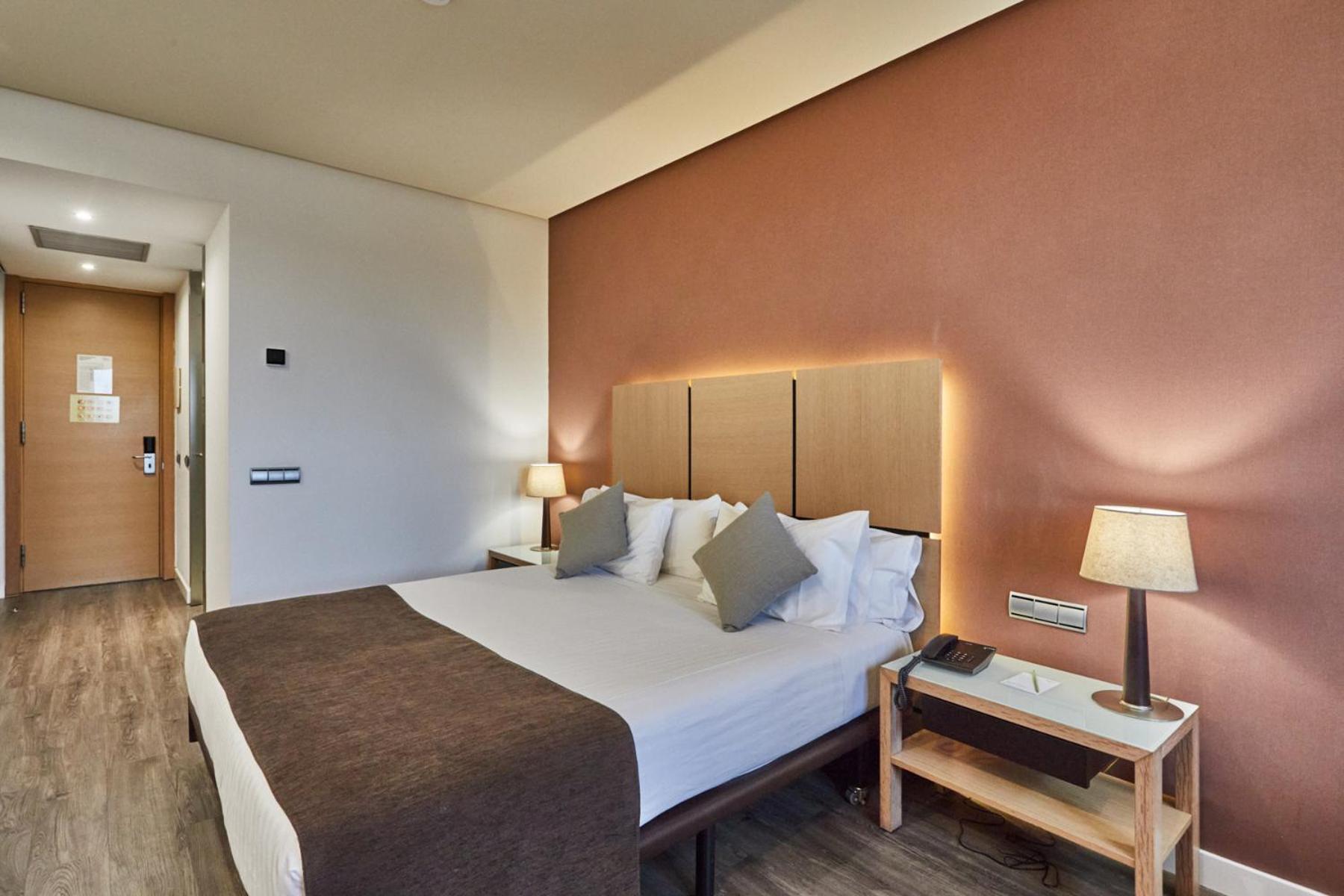 Hotel Silken Puerta 4*